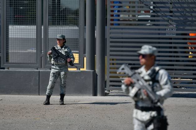 Mexiko, Sicherheitskräfte in der Umgebung des Hochsicherheitsgefängnisses Altiplano January 12 in Almoloya de JuoÂ¡rez, Mexico : Elements of the Mexican Army accompanied by the National Guard maintain patrols and checkpoints on the perimeter of the Federal Center for Social Readaptation 1 El Altiplano a week after the admission of Ovidio GuzmoÂ¡n alias El RatoÂ³n , son of JoaquoÂ­n GuzmoÂ¡n Loera alias El Chapo . on January 12 in Almoloya de JuoÂ¡rez, Mo xico. Almoloya de Juarez Mexico - ZUMAe321 20230112_zia_e321_024 Copyright: xArturoxHernandezx