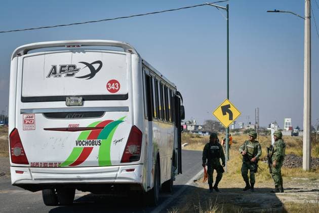 Mexiko, Sicherheitskräfte in der Umgebung des Hochsicherheitsgefängnisses Altiplano January 12 in Almoloya de JuoÂ¡rez, Mexico : Elements of the Mexican Army accompanied by the National Guard maintain patrols and checkpoints on the perimeter of the Federal Center for Social Readaptation 1 El Altiplano a week after the admission of Ovidio GuzmoÂ¡n alias El RatoÂ³n , son of JoaquoÂ­n GuzmoÂ¡n Loera alias El Chapo . on January 12 in Almoloya de JuoÂ¡rez, Mo xico. Almoloya de Juarez Mexico - ZUMAe321 20230112_zia_e321_027 Copyright: xArturoxHernandezx