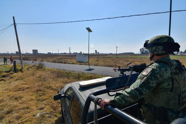 Mexiko, Sicherheitskräfte in der Umgebung des Hochsicherheitsgefängnisses Altiplano January 12 in Almoloya de JuoÂ¡rez, Mexico : Elements of the Mexican Army accompanied by the National Guard maintain patrols and checkpoints on the perimeter of the Federal Center for Social Readaptation 1 El Altiplano a week after the admission of Ovidio GuzmoÂ¡n alias El RatoÂ³n , son of JoaquoÂ­n GuzmoÂ¡n Loera alias El Chapo . on January 12 in Almoloya de JuoÂ¡rez, Mo xico. Almoloya de Juarez Mexico - ZUMAe321 20230112_zia_e321_030 Copyright: xArturoxHernandezx