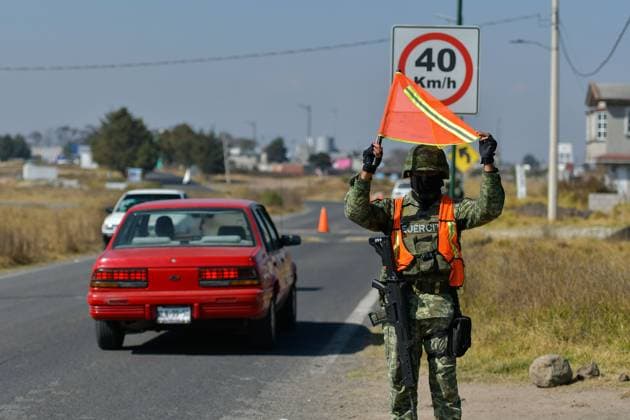Mexiko, Sicherheitskräfte in der Umgebung des Hochsicherheitsgefängnisses Altiplano January 12 in Almoloya de JuoÂ¡rez, Mexico : Elements of the Mexican Army accompanied by the National Guard maintain patrols and checkpoints on the perimeter of the Federal Center for Social Readaptation 1 El Altiplano a week after the admission of Ovidio GuzmoÂ¡n alias El RatoÂ³n , son of JoaquoÂ­n GuzmoÂ¡n Loera alias El Chapo . on January 12 in Almoloya de JuoÂ¡rez, Mo xico. Almoloya de Juarez Mexico - ZUMAe321 20230112_zia_e321_031 Copyright: xArturoxHernandezx