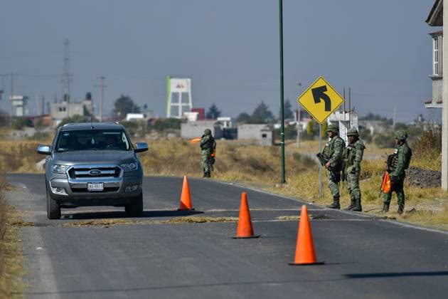 Mexiko, Sicherheitskräfte in der Umgebung des Hochsicherheitsgefängnisses Altiplano January 12 in Almoloya de JuoÂ¡rez, Mexico : Elements of the Mexican Army accompanied by the National Guard maintain patrols and checkpoints on the perimeter of the Federal Center for Social Readaptation 1 El Altiplano a week after the admission of Ovidio GuzmoÂ¡n alias El RatoÂ³n , son of JoaquoÂ­n GuzmoÂ¡n Loera alias El Chapo . on January 12 in Almoloya de JuoÂ¡rez, Mo xico. Almoloya de Juarez Mexico - ZUMAe321 20230112_zia_e321_032 Copyright: xArturoxHernandezx