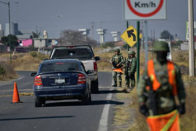 Mexiko, Sicherheitskräfte in der Umgebung des Hochsicherheitsgefängnisses Altiplano January 12 in Almoloya de JuoÂ¡rez, Mexico : Elements of the Mexican Army accompanied by the National Guard maintain patrols and checkpoints on the perimeter of the Federal Center for Social Readaptation 1 El Altiplano a week after the admission of Ovidio GuzmoÂ¡n alias El RatoÂ³n , son of JoaquoÂ­n GuzmoÂ¡n Loera alias El Chapo . on January 12 in Almoloya de JuoÂ¡rez, Mo xico. Almoloya de Juarez Mexico - ZUMAe321 20230112_zia_e321_033 Copyright: xArturoxHernandezx