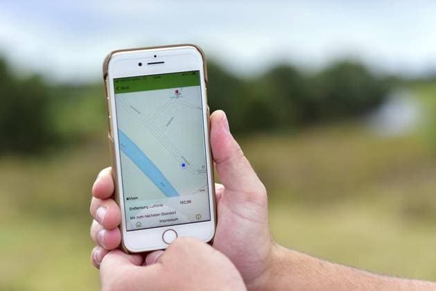 Geocaching in Oberhausen. *** NUR FÜR REDAKTIONELLE ZWECKE *** EDITORIAL USE ONLY ***<p>Jonathan Göke wandert am Samstag 31.. 2021 eine Geoching-Route im Stadtteil Alstaden in Oberhausen. Die Route führt an verschiedenen historischen Merkmalen entlang. Deutschland NRW Oberhausen Copyright: JörgxSchimmel *** Geocaching in Oberhausen *** ONLY FOR EDITORIAL PURPOSE *** EDITORIAL USE ONLY *** P Jonathan Göke wanders on Saturday 31 2021 a geoching Route at District Alstaden in Oberhausen the Route leads to various Historical features along Germany NRW Oberhausen Copyright JörgxSchimmel Copyright: JörgxSchimmel doc7gwa6qtai0z1coirnjca EDITORIAL USE ONLY