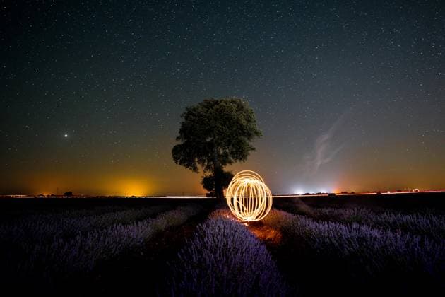 Lichtringe der Milchstraße in einem sommerlichen Lavendelfeld mit Sternenhimmel, Brihuega. Guadalajara *** rings of light the Milky Way in a summery Field of lavender with Starry sky, Brihuega Guadalajara Copyright: imageBROKER UnaixHuizi ibxuhu08950982.jpg ,model released, Symbolfoto ,property released
