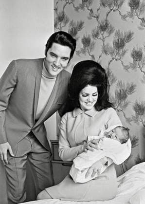 Elvis Presley, Priscilla Presley, leaving the Baptist Hospital, Memphis, Tennessee, with their daughter Lisa-Marie, born at the hospital on February 1, 1968. File Reference 33635_710CPC  Copyright: xCinemaxPublishersxCollection xThexHollywoodxArchivex 33635_710CPC The Hollywood Archive