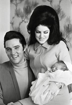 Elvis Presley, Priscilla Presley, leaving the Baptist Hospital, Memphis, Tennessee, with their daughter Lisa-Marie, born at the hospital on February 1, 1968. File Reference 33635_777CPC  Copyright: xCinemaxPublishersxCollection xThexHollywoodxArchivex 33635_777CPC The Hollywood Archive