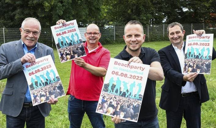 Beachparty im Stenkhoffbad 2022 in Bottrop *** NUR FÜR REDAKTIONELLE ZWECKE *** EDITORIAL USE ONLY ***<p>Jürgen Heidtmann, Leiter des Bottroper Sport- und Bäderbetriebs, Holger Czeranski, Tobas ten Hoopen und Ralf Schönberger halten am Freitag, 10. September 2021, das Plakat zur Beachparty im Stenkhoffbad 2022 in Bottrop. Deutschland NRW Bottrop Copyright: ThomasxGödde *** Beach Party at Stenkhoffbad 2022 in Bottrop *** ONLY FOR EDITORIAL PURPOSE *** EDITORIAL USE ONLY *** P Jürgen Heidtman, Manager of Bottrop Sport and pool operation, Holger Czeranski, Tobas ten Hoopen and Ralf Schönberger hold on Friday, 10 September 2021, the Poster to Beach Party at Stenkhoffbad 2022 in Bottrop Germany NRW Bottrop Copyright ThomasxGödde Copyright: ThomasxGödde doc7hh8k4pxi6bef54xi91 EDITORIAL USE ONLY