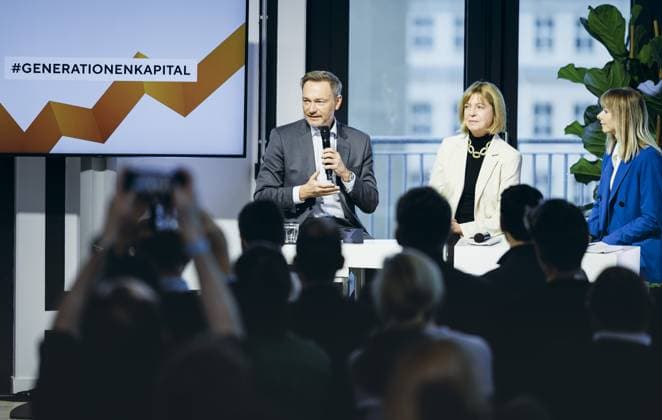 News Themen der Woche KW02 News Bilder des Tages Christian Lindner (FDP), Bundesminister der Finanzen, aufgenommen zusammen mit Margarethe Honisch und Anja Mikus im Rahmen einer Veranstaltung zum Generationenkapital (Aktienrente) bei WeWork in Berlin, 13.01.2023. Berlin Germany *** Christian Lindner FDP , Federal Minister of Finance, recorded together with Margarethe Honisch and Anja Mikus during an event on generational capital share pension at WeWork in Berlin, 13 01 2023 Berlin Germany Copyright: xFelixxZahnx