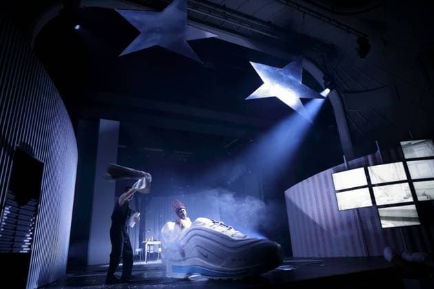 Bilder des Jahres 2023, Entertainment 01 Januar Entertainment Themen der Woche KW02 Till Wonka und Falilou Seck, v.l., während der Fotoprobe für das Stück Amerika im Maxim Gorki Theater Berlin, 12. Januar 2023. Von Franz Kafka. Regie Sebastian Baumgarten. Bühne Barbara Steiner. Kostüme Christina Schmitt. Premiere ist am 14. Janaur 2023. Maxim Gorki Theater Berlin Amerika *** Till Wonka and Falilou Seck, f l , during the photo rehearsal for the play Amerika at Maxim Gorki Theater Berlin, January 12, 2023 By Franz Kafka Directed by Sebastian Baumgarten Stage Barbara Steiner Costumes Christina Schmitt Premiere is on 14 Janaur 2023 Maxim Gorki Theater Berlin Amerika