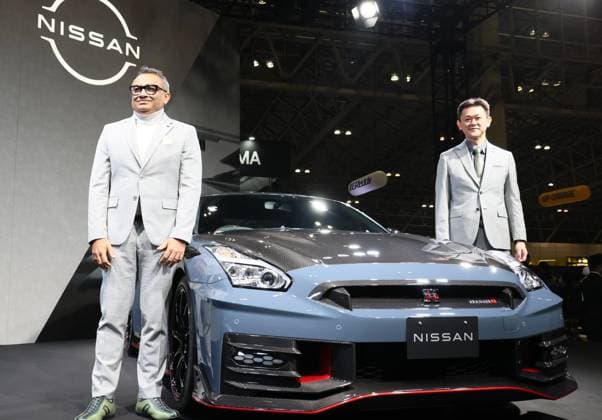 News Themen der Woche KW02 News Bilder des Tages January 13, 2023, Chiba, Japan - Japan s automobile giant Nissan Motor COO Ashwani Gupta (L) and chief engineer Takashi Kawaguchi (R) display the new GT-R sports vehicles at an annual custom car show Tokyo Auto Salon in Chiba, suburban Tokyo on Friday, January 13, 2023.  , aflo_208080672.jpg,