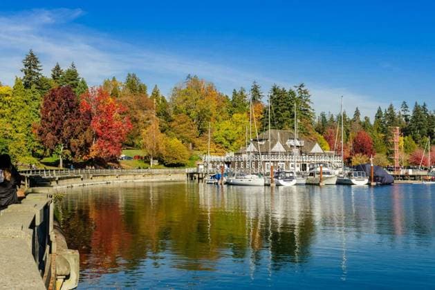 Colorful Stanley Park along the seawall path in the autumn, Vancouver, Canada, Vancouver, Canada - October 20, 2018: Autumn color of Stanley Park along the seawall path in sunny day, Vancouver, British Columbia, Canada., Vancouver, Canada - October 20, 2018: Autumn color of Stanley Park along the seawall path in sunny day, Vancouver, British Columbia, Canada., 15.10.2022, Copyright: xboonsomx Panthermedia32516759.jpg