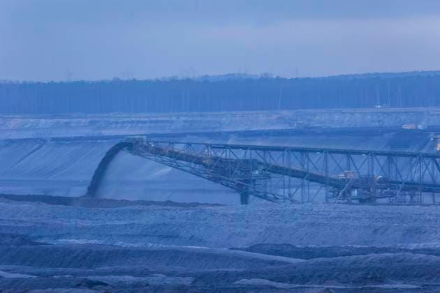 Tagebau Nochten Der Tagebau Nochten (obersorbisch WochoÅ¾anska jama) ist ein Braunkohletagebau in der nördlichen Oberlausitz, der von der Lausitz Energie Bergbau AG (LEAG) betrieben wird. Im Tagebau Nochten werden bis zu 18 Millionen Tonnen Braunkohle im Jahr gefördert. Förderbrücke F60 im Einsatz, es ist die einer der weltgrößten Arbeitsmaschinen mit über 500 Länge und ca. 80m Höhe. Am Horizont das Kraftwerk Schwarze Pumpe. Nochten Sachsen GERMANY *** Nochten open pit mine The Nochten open pit mine Upper Sorbian WochoÅ¾anska jama is an open pit lignite mine in northern Upper Lusatia, which is operated by the Lausitz Energie Bergbau AG LEAG In the Nochten open pit mine, up to 18 million tons of lignite are extracted per year Förde