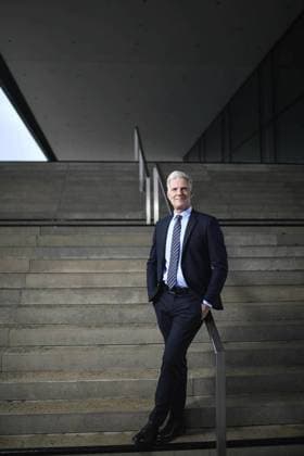 Stephan Schwarz Wirtschaftssenator *** NUR FÜR REDAKTIONELLE ZWECKE *** EDITORIAL USE ONLY ***<p>Stephan Schwarz am 30. Dezember 2021 vor dem Berliner CityCube . Der parteiloser Berliner Politiker und seit Dezember 2021 Senator für Wirtschaft, Energie und Betriebe für die SPD. Deutschland Berlin Copyright: RetoxKlar *** Stephan Black Senator for Economic Affairs *** ONLY FOR EDITORIAL PURPOSE *** EDITORIAL USE ONLY *** P Stephan Black on 30 December 2021 before the Berlin CityCube the Non-partisan Berlin Politicians and since December 2021 Senator for Business, Energy and Companies for the SPD Germany Berlin Copyright RetoxClear Copyright: RetoxKlar doc7j2d3696ygid6taddnt EDITORIAL USE ONLY