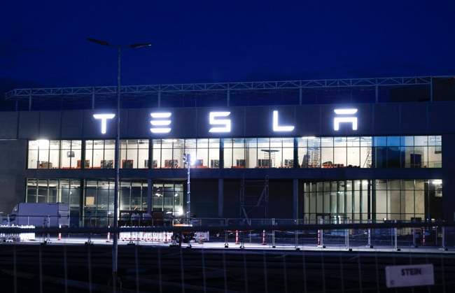Tesla Giga Factory Gruenheide, 13.01.2023 - Eingang zum Tesla Werk in Gruenheide. Nach Preissenkungen in Asien reduziert der US-Autobauer Tesla auch in Europa die Preise fuer seine Elektro Fahrzeuge. Gruenheide Brandenburg Deutschland *** Tesla Giga Factory Gruenheide, 13 01 2023 Entrance to the Tesla factory in Gruenheide After price reductions in Asia, the US car manufacturer Tesla is also reducing the prices for its electric vehicles in Europe Gruenheide Brandenburg Germany