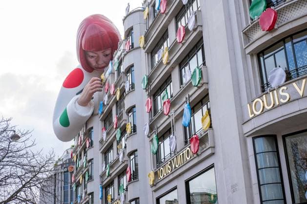 Bilder des Jahres 2023, Entertainment 01 Januar Entertainment Themen der Woche KW02 Entertainment Bilder des Tages News Bilder des Tages aris France 13 Janvier 2023 Illustration une poupee geante de l™artiste contemporaine Yayoi Kusama sur la facade de la boutique Louis Vuitton des Champs Elysees.Le batiment a ete redecore pour celebrer la collection Creating infinity et l occasion d une collaboration avec l artiste Illustration of a giant doll by contemporary artist Yayoi Kusama on the facade of the Louis Vuitton store on the Champs Elysees. The building has been redecorated to celebrate the Creating infinity collection and the occasion of a collaboration with the artist in Paris on the 13 January 2023 ILLUSTRATION NEWS ECONOMIE ART CONTEMPORAIN EXTERIEUR LOUIS VUITTON LUXE LLUSTRATION NEWS URBAN ART CONTEMPORARY ART EXTERIOR LOUIS VUITTON LUXURY  Copyright: xBrunoxLevesquex