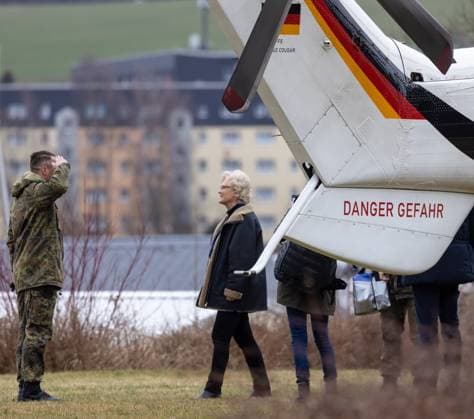 Bundesverteidigungsministerin Christine Lambrecht (SPD) besucht am 12.01.2023 die Panzergrenadierbrigade 37 Freistaat Sachsen und wird von Kommandeur Oberstleutnant Thomas Spranger (l.) vor dem Hubschrauber begrüßt. Die Panzergrenadierbrigade ist Leitverband für die Landstreitkräfte der NATO Response Force (NRF) für die Jahre 2022-2024. Marienberg Sachsen Deutschland *** Federal Minister of Defense Christine Lambrecht SPD visits on 12 01 2023 the armored infantry brigade 37 Free State of Saxony and is welcomed by Commander Lieutenant Colonel Thomas Spranger l in front of the helicopter The armored infantry brigade is lead unit for the land forces of the NATO Response Force NRF for the years 2022 2024 Marienberg Saxony Germany