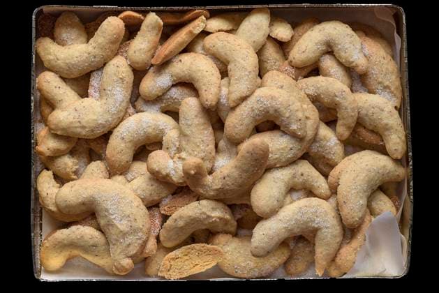 Frisch gebackene Vanillekipferl in einer Blechdose, Bayern, Deutschland, Europa *** Fresh baked Vanillekipferl in a Tin can, Bavaria, Germany, Europe Copyright: imageBROKER/HelmutxMeyerxzurxCapellen ibxmzc08934382.jpg