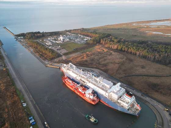 Mecklenburg Vorpommern LNG Gasversorgung 14.01.2023, Germany, Mecklenburg Vorpommern, Lubmin, Hafen , LNG Terminal Eroeffnung mit Bundeskanzler Olaf Scholz mit Ministerpraesidentin Manuela Schwesig, beide SPD, vor dem Ladeschiff Neptun zur Gasversorgung Ostdeutschlands, Gas Terminal, Gas Lieferung, LNG Terminal , hier Olaf Scholz(c) Lubmin Mecklenburg Vorpommern Germany *** Mecklenburg Vorpommern LNG gas supply 14 01 2023, Germany, Mecklenburg Vorpommern, Lubmin, port , LNG terminal opening with