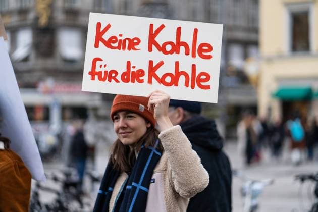 Solidemo mit Lützerath in München Teilnehmer*in mit Schild Keine Kohle für die Kohle . Am 14. Januar 2023 fand in Lützerath eine Großdemonstration statt an der tausende teilnahmen. Zeitgleich versammeln sich hunderte Menschen in München um ihre Solidarität mit den Menschen in Lützerath zu zeigen und für den Erhalt des Dorfs zu demonstrieren. Dieses soll an diesem Tag geräumt und zerstört werden. -- Participant with sign No coal for money . On January 14, 2023, a large demonstration took place in Luetzerath in which thousands participated. At the same time, hundreds of people gathered in Munich to show their solidarity with the people in Luetzerath and demonstrate for the village™s preservation. The village is to be evacua Copyright: xmufkinnphotosx