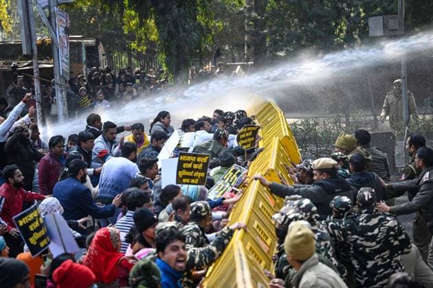 Bilder des Jahres 2023, News 01 Januar News Themen der Woche KW02 News Bilder des Tages NEW DELHI, INDIA JANUARY 14: Water canon being used to disperse AAP protesters as they protest against the BJP over the alleged notification to demolish slums in Delhi at DDU Marg, on January 14, 2023 in New Delhi, India. The Public Works Department had issued a notice asking slum dwellers in the Dhaula Kuan area to vacate the land within 15 days. (Photo by Sanchit Khanna Hindustan Times ) AAP Holds Mega Protest Outside BJP Office Over Dhaula Kuan Slum Demolition Order