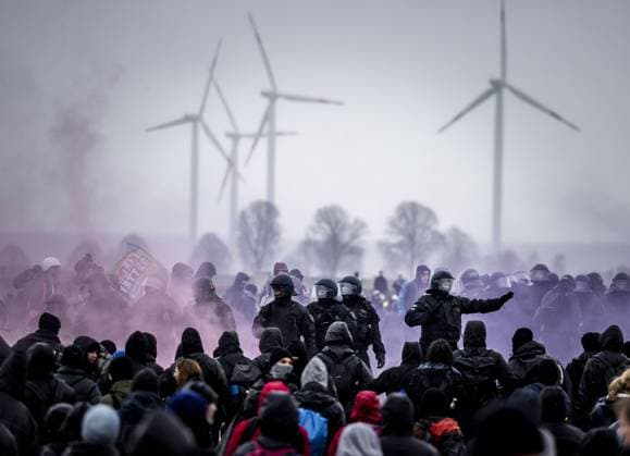 Bilder des Jahres 2023, News 01 Januar News Themen der Woche KW02 News Bilder des Tages KEYENBERG - Climate activists confront the police during a demonstration in solidarity with the occupiers of Lutzerath. The lignite village close to Roermond has been occupied for two years by climate activists who believe that lignite extraction contributes to global warming. ANP REMKO DE WAAL netherlands out - belgium out *** KEYENBERG Climate activists confront the police during a demonstration in solidarity with the occupiers of Lutzerath The lignite village close to Roermond has been occupied for two years by climate activists who believe that lignite extraction contributes to global warming ANP REMKO DE WAAL netherlands out belgium out  Copyright: xx x460794471x originalFilename: 460794471.jpg