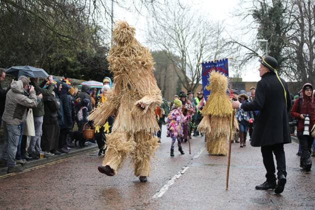 News Themen der Woche KW02 News Bilder des Tages The Whittlesea Straw Bear festival celebrates the old Fenland plough custom of parading straw bears around the town every January. The procession, led by the Straw Bear, has over 250 dancers, musicians and performers. They perform traditional Molly, Morris, Clog and Sword dancing and it is making a welcome return after COVID-19 disrupted recent festivals, with 2020 being the last time it was held. Whittlesea Straw Bear festival, Whittlesey, Cambridgeshire, UK, on January 14, 2023.  *
