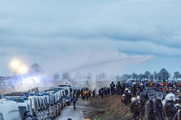 News Themen der Woche KW02 Wasserwerfer im Einsatz. Demonstranten nähern sich nach der Veranstaltung Lützerath und der Abbruchkante - Demo Auf nach Lützerath, Gegen die Räumung für Kohleausstieg und Klimagerechtigkeit zwischen Keyenberg und Lützerath. Tausende Demonstranten sind dem Aufruf mehrerer Gruppierungen gefolgt und in das Rheinische Braunkohlerevier angereist. 14.01.2023 Erkelenz Lützerath NRW Deutschland *** Water cannon in use Demonstrators approach after the event Lützerath and the demolition edge Demo Auf nach Lützerath, Gegen die Räumung für Kohleausstieg und Klimagerechtigkeit zwischen Keyenberg und Lützerath Thousands of demonstrators have followed the call of several groups and traveled to the Rhenish lignite mining area 14 01 2023 Erkele