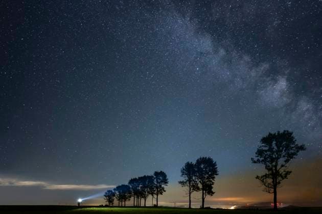 Baumgruppe mit Fotograf und Milchstraße mit Sternenhimmel, Obergünzburg, Ostallgäu, Bayern, Deutschland, Europa *** Grove of trees with Photographer and Milky Way with Starry sky, Oberguenzburg, east allgäu, Bavaria, Germany, Europe Copyright: imageBROKER RobertxSeitz ibxsei08960954.jpg ,model released, Symbolfoto ,property released