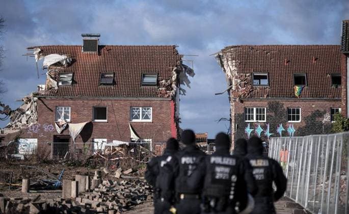 Bilder des Jahres 2023, News 01 Januar News Themen der Woche KW02 News Bilder des Tages Lützerath - Räumung Tag 5 *** NUR FÜR REDAKTIONELLE ZWECKE *** EDITORIAL USE ONLY ***<p>Der fünfte Tag der Räumung des Dorf Lützerath. Die Polizei versucht zusammen mit der Feuerwehr die letzten Aktivisten aus dem Dorf zu entfernen. Deutschland NRW Lützerath Copyright: FabianxStrauch *** Lützerath eviction day 5 FOR EDITORIAL PURPOSES ONLY EDITORIAL USE ONLY p The fifth day of the eviction of the village Lützerath The police together with the fire department try to remove the last activists from the village Germany NRW Lützerath Copyright FabianxStrauch Copyright: FabianxStrauch doc7oi2l5i6m80okq0njx2 ,EDITORIAL USE ONLY
