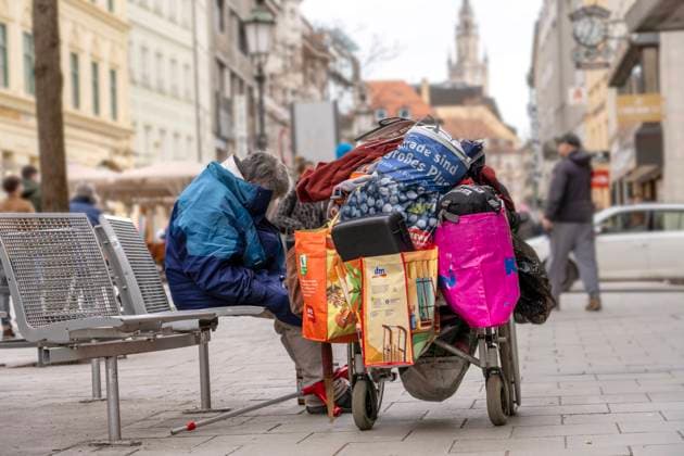 Obdachloser in der Sendlinger Straße, München, 14. Januar 2023 Deutschland, München, 14. Januar 2023, Obdachloser mit seinen Habseligkeiten in der Sendlinger Straße, hat alles auf einen Rollstuhl gepackt, Obdachlosigkeit, Leben auf der Strasse, Samstagmittag, Winter, Kälte, draußen, aussen, *** Homeless man in Sendlinger Straße, Munich, 14 January 2023 Germany, Munich, 14 January 2023, homeless man with his belongings in Sendlinger Straße, has packed everything on a wheelchair, homelessness, life on the street, Saturday noon, winter, cold, outside, outside,