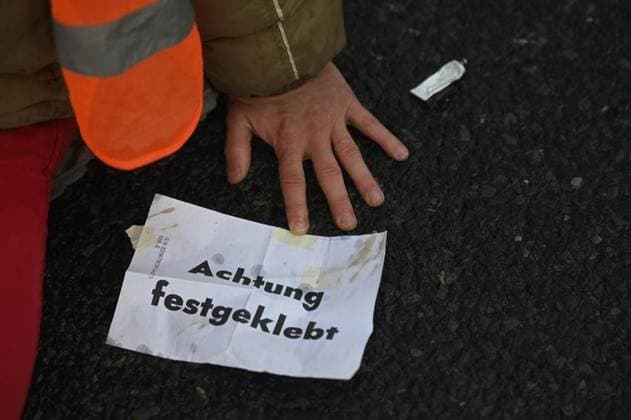 Letzte Generation *** NUR FÜR REDAKTIONELLE ZWECKE *** EDITORIAL USE ONLY ***<p>Aktivisten von Die letzte generation blockieren am 23. Februar 2022 die Zufahrt zum Flughafen BER in Berlin. Deutschland Berlin Copyright: RetoxKlar *** last Generation *** ONLY FOR EDITORIAL PURPOSE *** EDITORIAL USE ONLY *** P Activists from the last Generation block on 23 February 2022 the Access to Airport BER in Berlin Germany Berlin Copyright RetoxClear Copyright: RetoxKlar doc7juksrssc0p1fq1242vp EDITORIAL USE ONLY