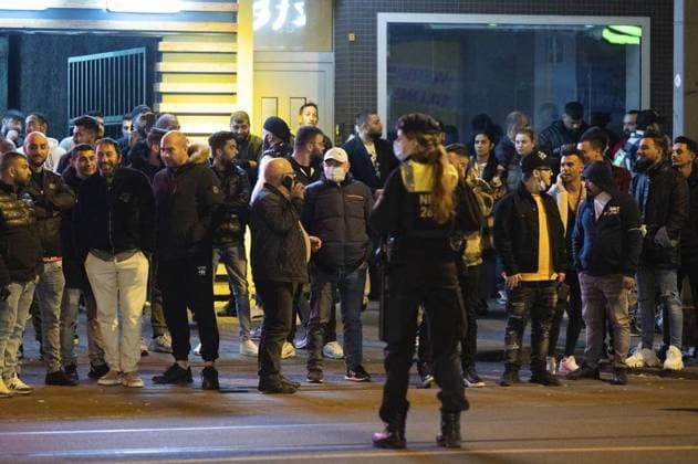 Polizei Razzia in Duisburg. *** NUR FÜR REDAKTIONELLE ZWECKE *** EDITORIAL USE ONLY ***<p>Zuschauer bei einer Polizei Razzia in Duisburg Marxloh am Samstag, 12. März 2022. Sie richtet sich gegen Straftäter aus dem Clan Milieu die dadurch abgeschreckt und eingeschüchtert werden sollen. Die Metropolregion Ruhrgebiet gilt als Hochburg der türkisch - arabischen Familienclans. Die nordrhein-westfälische Landesregierung geht seit einigen Jahren mit einer sogenannten Null-Toleranz-Strategie gegen Clan-Kriminalität vor. Duisburg Copyright: STEFANxAREND *** Police Raid in Duisburg *** ONLY FOR EDITORIAL PURPOSE *** EDITORIAL USE ONLY *** P Viewers at a Police Raid in Duisburg Marxloh on Saturday, 12 March 2022 you judges itself against Of Copyright: STEFANxAREND doc7k3ga3t9vyx19p3tnhg EDITORIAL USE ONLY