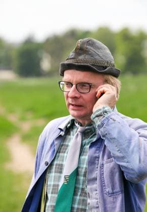 17.05.2010, Deutschland, Sachsen, Dresden, Porträt von dem Schauspieler und Kabarettisten Uwe Steimle alias Günther Zieschong, hier telefonierend auf den Dresdner Elbwiesen fotografiert *** 17 05 2010, Germany, Saxony, Dresden, portrait of the actor and cabaret artist Uwe Steimle alias Günther Zieschong, here photographed on the Elbe meadows in Dresden making a phone call