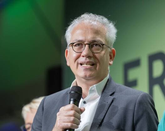 Startschuss für Innovationsbrutstätte im Ried Auf dem alten Merck-Gelände in Gernsheim wird ein Innovationszentrum als Beschleuniger für junge, auf Klima- und Umweltschutztechnologien ausgerichtete Unternehmen eröffnet, der sogenannte GreenTech-Accelerator. Das halbe hessische Kabinett wird anwesend sein, darunter Al-Wazir, Sinemus, Boddenberg. Zu den Betreibern des Zentrums gehören Merck und die TU Darmstadt. 28.11.2022 Biebesheim Startschuss für Innovationsbrutstätte im Ried Auf dem alten Merck-Gelände in Gernsheim wird ein Innovationszentrum als Beschleuniger für junge, auf Klima- und Umweltschutztechnologien ausgerichtete Unternehmen eröffnet, der sogenannte GreenTech-Accelerator. Das halbe hessische Kabinett wir TG2022-0906