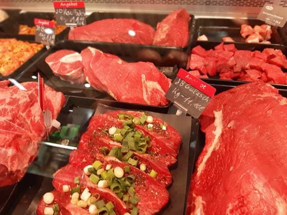 Einkauf in einem Supermarkt oder Discounter zu Zeiten von Corona und Krieg in der Ukraine. Fleisch, Schweinefleisch, Billigfleisch, Rindfleisch, Fleischindustrie, Fleischindustrie, Fleischtheke, Fleischregal, Rindfleisch, Metzgerfleisch, Schweinefleisch, Einkauf in Zeiten von Corona und Krieg in der Ukraine und Inflation. *** Shopping in a supermarket or discount store at the time of corona and war in Ukraine meat, pork, cheap meat, beef, meat industry, meat industry, meat counter, meat shelf, beef, butcher meat, pork, shopping at the time of corona and war in Ukraine and inflation