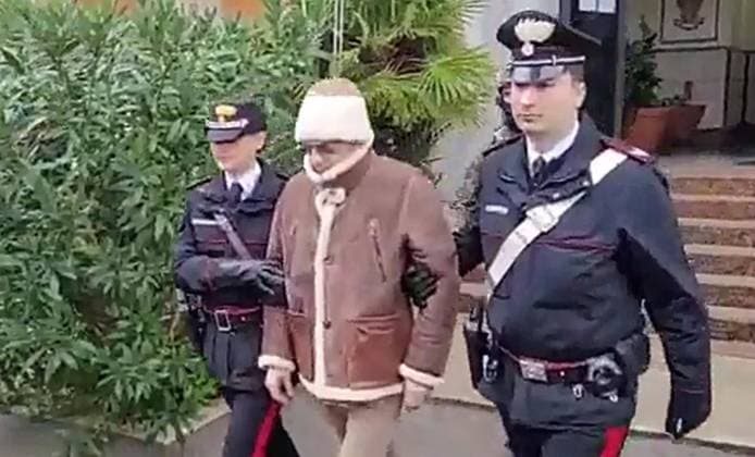 Bilder des Jahres 2023, News 01 Januar News Themen der Woche KW03 News Bilder des Tages January 16, 2023, Palermo: A handout photo made available by Italy s shows a video frame of the Mafia boss Matteo Messina Denaro (C), Italy s most wanted man, being arrested in Palermo, Sicily, by the police s ROS unit after 30 years on the run in Palermo, Sicily island, Italy, 16 January 2023..ANSA US +++ NO SALES, EDITORIAL USE ONLY +++ NPK Palermo - ZUMAa110 20230116_zaf_a110_012 Copyright: xCarabinierix