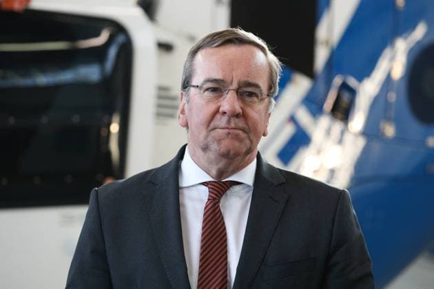 Niedersachsen, Hannover, 16.01.2023, in Anwesenheit des Niedersächsischen Ministers für Inneres und Sport Boris Pistorius ist Polizeirätin Natalie Preiß heute im Rahmen eines Pressetermins offiziell als neue Leiterin der Polizeihubschrauberstaffel Niedersachsen (PHuStN) vorgestellt worden. Polizeirätin Natalie Preiß übernimmt die Leitung von Polizeioberrat Stefan Bruns, *** Lower Saxony, Hanover, 16 01 2023, in the presence of the Minister of the Interior and Sports of Lower Saxony Boris Pistorius, Police Councillor Natalie Preiß has been officially presented as the new head of the Police Helicopter Squadron Lower Saxony PHuStN today during a press event Police Councillor Natalie Preiß takes over the leadership of Police Senior Cou