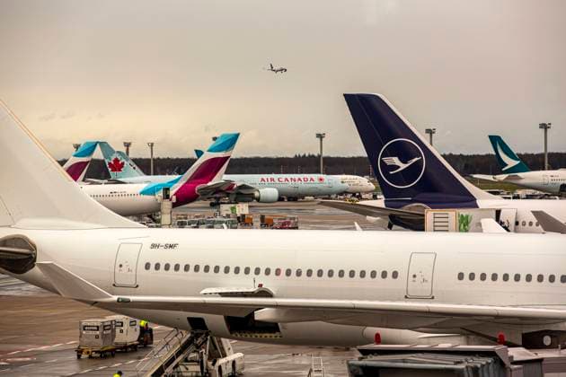 Flugzeuge diverser Fluggesellschaften sind auf dem Flughafen Frankfurt zu sehen. Frankfurt Flughafen *** Aircraft of various airlines can be seen at Frankfurt airport Frankfurt airport