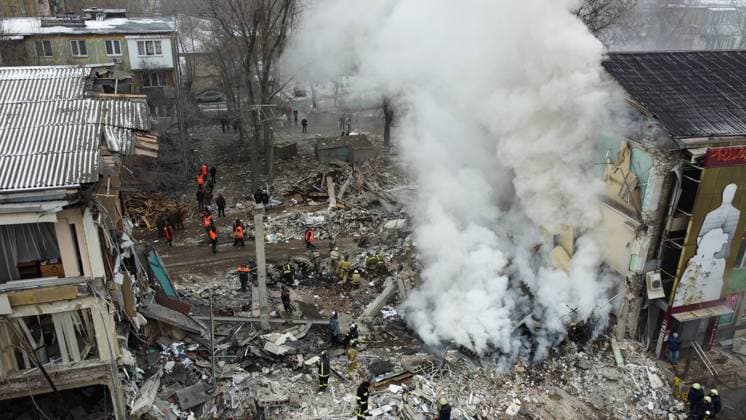 News Bilder des Tages Ukraine-Konflikt, ZerstÃ¶rungen in Stadt Donezk RUSSIA, DONETSK - JANUARY 16, 2023: Clearing the rubble from a building destroyed by a Ukrainian military strike on Ilyicha Avenue (Prospekt Ilyicha), eastern Donetsk, casualties reported. The Donetsk People s Republic acceded to Russia as a result of a referendum held on September 23-27, 2022. Ivan Noyabrev TASS  56856946