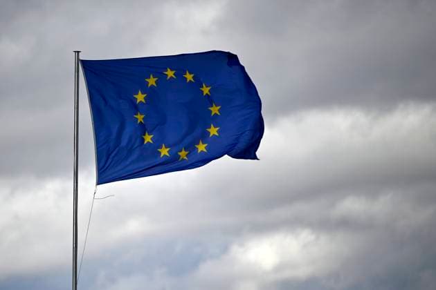 Eine EU-Flagge knattert im Wind vor bewölktem Himmel (Themenbild, Symbolbild). Straßburg, 16.01.2023 Elsass Frankreich *** An EU flag rattles in the wind against cloudy sky theme image, symbol image Strasbourg, 16 01 2023 Alsace France Copyright: xDwixAnoraganingrumx