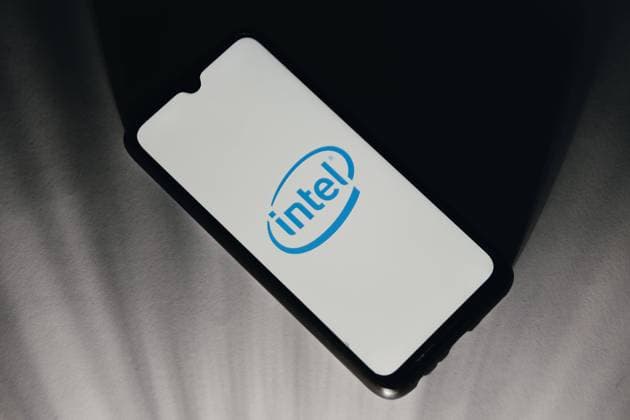 Logo Photo Illustration In this photo illustration an Intel logo is displayed on a smartphone screen in Athens, Greece on January 16, 2023. (Photo illustration by Nikolas Kokovlis NurPhoto) Athens Greece  Copyright: xNikolasxKokovlisx originalFilename: kokovlis-notitle230116_npf9D.jpg