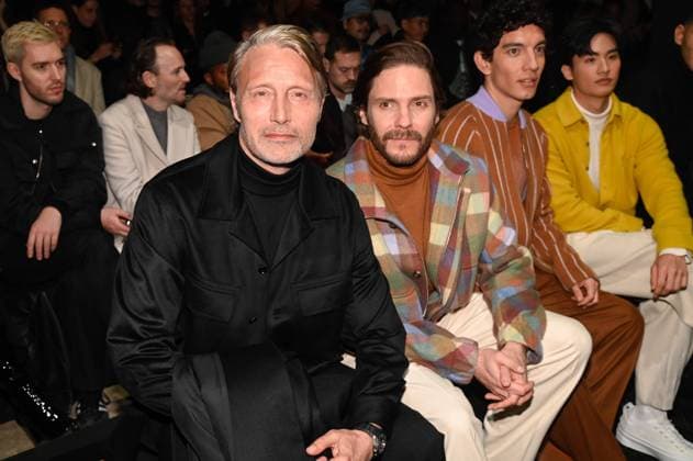 Bilder des Jahres 2023, Entertainment 01 Januar Entertainment Themen der Woche KW03 Entertainment Bilder des Tages Mailand Fashion Week, Zegna Modenschau, Mads Mikkelsen und Daniel Brühl in der Front Row Milan, Men Fashion Week, Fall Winter 2023 2024 Zegna Front Row - Men s Fashion Fall Winter 2023 2024 Pictured: Mads Mikkelsen, Daniel Brühl  Copyright: xSimonaxChiocciax xipa-agency.netx xModaxMilanox IPA_IPA35515970