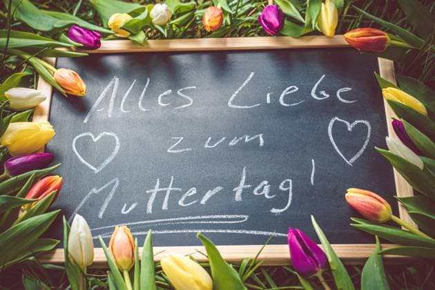 Bavaria, Germany - 16 January 2023: All love for Mother s Day, text on a chalkboard with colorful tulips. Greeting for Mother s Day for mom and moms *** Alles liebe zum Muttertag, Text auf einer Kreidetafel mit bunten Tulpen. Gruß zum Muttertag für Mama und Mütter