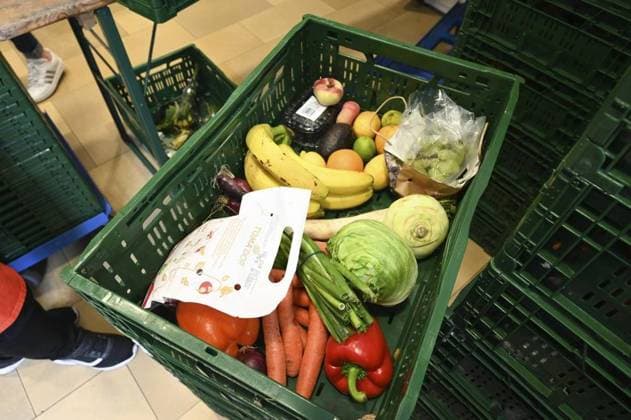 Die Tafel in Duisburg. *** NUR FÜR REDAKTIONELLE ZWECKE *** EDITORIAL USE ONLY ***<p>Helferinnen packen Lebensmittel bei der Tafel in Duisburg am Mittwoch, 1. Juni 2022 in von den Kunden mitgebrachte Einkaufstaschen. Die Lebensmittel wurden von Handelsfirmen gespendet. Durch die aktuelle Situation, den offensichtlichen Folgen von Krieg und Inflation sie mehr Menschen auf die Lebensmittel der Tafel angewiesen. Duisburg Copyright: STEFANxAREND *** the blackboard in Duisburg *** ONLY FOR EDITORIAL PURPOSE *** EDITORIAL USE ONLY *** P Helpers Packing Food at the blackboard in Duisburg on Wednesday, 1 June 2022 in from the Customers brought along Shopping bags the Food were from Trading companies donated through the current Situation, the Copyright: STEFANxAREND doc7l8vrkv9d877rcsijne EDITORIAL USE ONLY