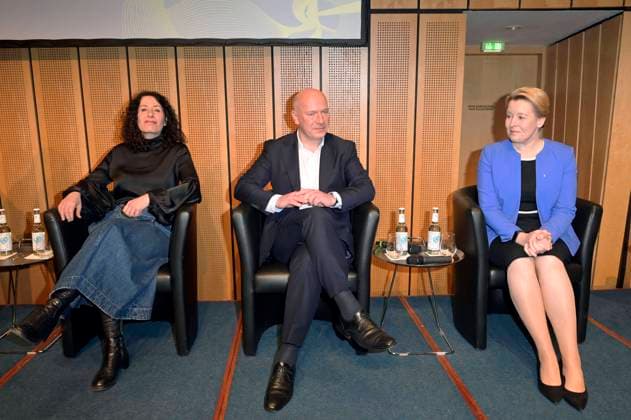 Bettina Jarasch, Kai Wegner und Franziska Giffey beim Spitzengespräch zur Wiederholungswahl zum Abgeordnetenhaus 2023 im Ludwig-Erhard-Haus. Berlin, 16.01.2023 *** Bettina Jarasch, Kai Wegner and Franziska Giffey at the top-level meeting for the repeat election to the House of Representatives 2023 in the Ludwig Erhard House Berlin, 16 01 2023 Foto:xF.xKernx xFuturexImage