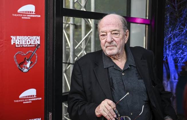 <p>Produzent Ralph Siegel beim Empfang am roten Teppich vor der Premiere seines Musicals N bisschen Frieden im Theater am Marientor, am Donnerstag den 20.10.2022 in Duisburg. Deutschland Nordrhein-Westfalen Duisburg Copyright: LarsxFröhlich