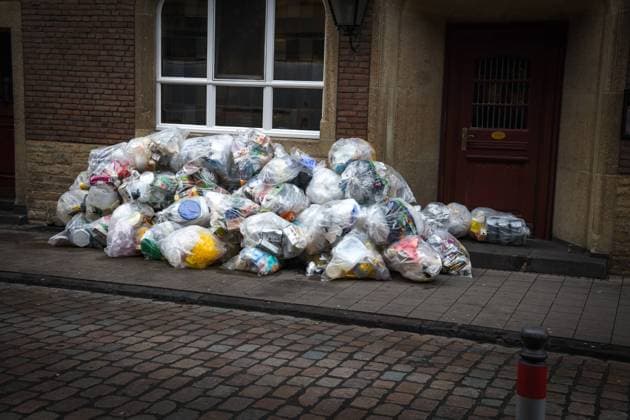 DEU, Deutschland, Nordrhein-Westfalen, Münster, 17.01.2023: Verpackungsmüll aus einem Restaurant ist in Abfallsäcken zur Abholung durch die Müllabfuhr bereitgestellt. *** DEU, Germany, North Rhine-Westphalia, Münster, 17 01 2023 Packaging waste from a restaurant is placed in waste bags for collection by the waste collection service