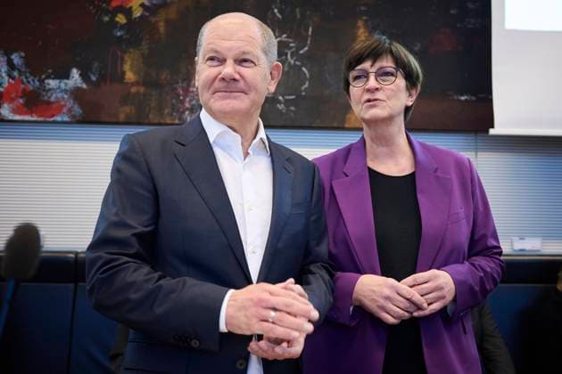 Berlin, Sitzung der SPD Bundestagsfraktion im Bundestag Bundeskanzler Olaf Scholz (SPD) und Saskia Esken (Parteivorsitzende SPD) vor Beginn der Sitzung der SPD Bundestagsfraktion im Deutschen Bundestag am 17.01.2023 in Berlin. Berlin Bundestag Berlin Deutschland *** Berlin, meeting of the SPD parliamentary group in the Bundestag Chancellor Olaf Scholz SPD and Saskia Esken party leader SPD before the beginning of the meeting of the SPD parliamentary group in the German Bundestag on 17 01 2023 in Berlin Berlin Bundestag Berlin Germany