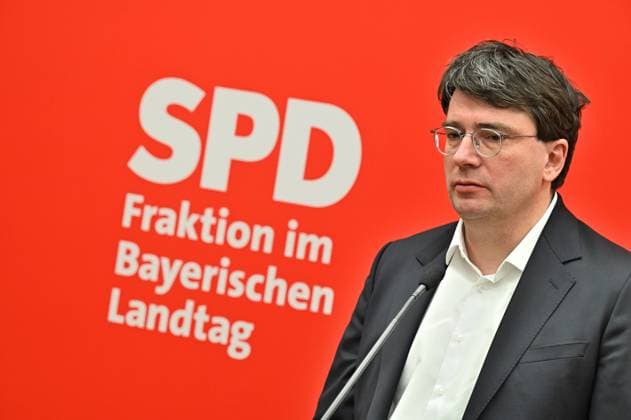 Florian von Brunn. Florian von Brunn, Vorsitzender der BayernSPD , bei der Klausurtagung der SPD-Landagsfraktion im Bayerischen Landtag. München Bayern Deutschland *** Florian von Brunn Florian von Brunn, Chairman of the BayernSPD , at the closed meeting of the SPD parliamentary group in the Bavarian State Parliament Munich Bavaria Germany Copyright: xRolfxPossx