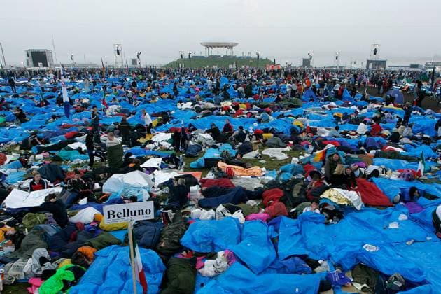 Im Morgengrauen erwachen Pilger nach der Vigilfeier mit Papst Benedikt XVI. am 21.08.2005 auf dem Marienfeld bei Koeln. Die Pilger uebernachteten auf dem Marienfeld, bevor eine Open-Air-Messe mit dem Papst stattfand. Zum katholischen Weltjugendtag mit Papst Benedikt XVI. reisten 400.000 junge Menschen aus 193 Laendern nach Koeln. Papst Benedikt XVI. begann seine Visite am 18.08.2005. At dawn, pilgrims wake up after the vigil with Pope Benedict XVI. on August 21st, 2005 on the Marienfeld near Cologne. The pilgrims stayed overnight on the Marienfeld before an open-air mass with the Pope. For the Catholic World Youth Day with Pope Benedict XVI. 400,000 young people from 193 countries traveled to Cologne. Pope Benedict XVI began his visit on Au
